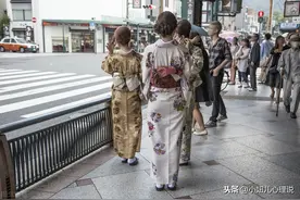 贴面礼PK跪拜礼，哪一个起源于不平等？图片