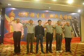 6位对越反击战老兵30年后相聚，回忆战争岁月，互相拥抱热泪盈眶图片
