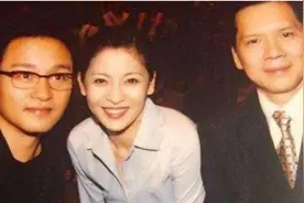 2003年张国荣临终前，一通电话打给向太，得知噩耗后令她瘫坐在地图片