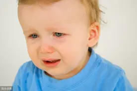 让孩子喊别人妈妈，逗弄孩子还笑，父母为啥总做这些伤害孩子的事图片