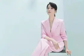 42岁左小青风姿不减当年，粉色西服尽显修长身材，展现女强人气场图片