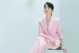42岁左小青风姿不减当年，粉色西服尽显修长身材，展现女强人气场图片