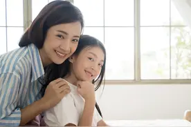 “不想当妈妈，就当姐姐吧！”女儿坚持丁克，50岁妈妈怒生二胎图片