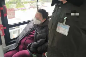不愿实名扫码也不下车！女子公交上故意摘口罩吓跑一车人图片
