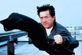 23年前，成龙为悼念恩师从21楼纵身一跃，跳出世界纪录震惊好莱坞图片