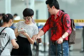 陆毅182身材太好了，红衬衫搭长裤像型男，老婆一袭波点裙好青春图片