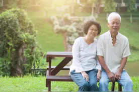 5旬老人难为情的说：退休后独居，孩子经常回家，感到为难图片