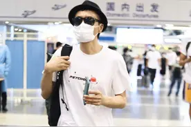 朴树现身机场，白色短袖搭配蓝色裤子，简约穿搭是他一贯的风格图片