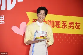 “霸道总裁”刘以豪 变身咖喱系男友制作爱心咖喱图片