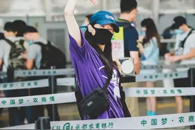 段小薇现身机场，紫色短袖搭配阔腿牛仔裤，挥挥小手说拜拜图片