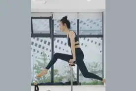 38岁王鸥真放得开，泳衣式健身服炫S形身材，绳子把双脚吊起来图片