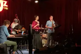 李亚鹏女友近况曝光，现场开唱堪比专业歌手，魅力十足神似王菲图片