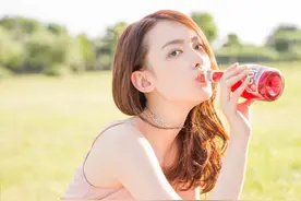杨之楹粉红长裙尽显夏日浪漫风情 阳光下肆意奔跑灵动少女感十足图片