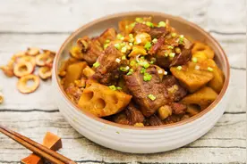 炖肉炖排骨时，调料可不能乱放，牢记3不放技巧，肉质鲜嫩还不腥图片