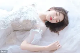 小说：新娘自杀，他看着来讨劳务费的她：换上婚纱替嫁，给一千万图片