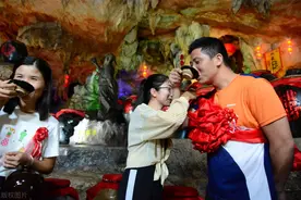 广东连州地下河将溶洞布置成洞房，引来千对夫妻情侣闹洞房图片