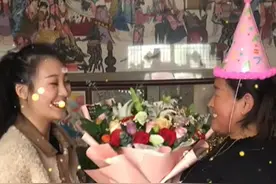 大衣嫂罕见庆生，儿媳一身奢侈品送祝福，女儿却因长相被忽视？图片