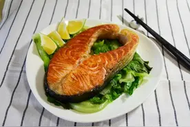 海鲜料理：香煎鲑鱼排，外层金黄酥香，鲑鱼肉鲜嫩，全家爱图片