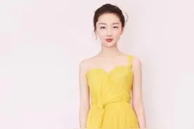 “小黄鸭”不惧怼脸拍，镜头前笑容灿烂，果然自信的女生最美图片