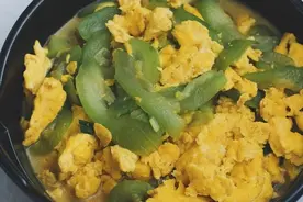 制作完蛋黄酥的咸蛋液不要直接丢了，拿来这么做好吃又下饭图片