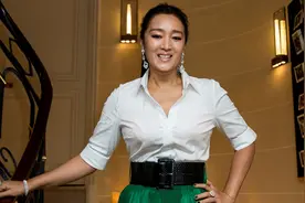 巩俐无需“争霸”，在国外穿白衬衫配绿色半身裙亮相，惊艳又高级图片
