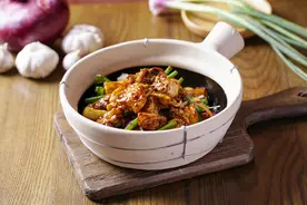 香辣鸡煲+五花肉炖土豆晚餐做给家人吃，赢得一家人好评图片