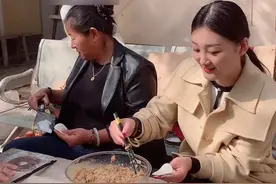 厕所门口包饺子、苍蝇满天飞，大衣嫂原生态农村生活为何屡遭吐槽图片