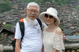 53岁陈法蓉带父亲去游玩，穿蕾丝吊带上衣配阔腿裤，说她25我也信图片