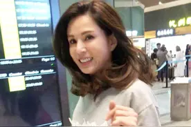 路人镜头下的李若彤，穿灰色T恤配牛仔裤更年轻，盛世美颜真能抗图片
