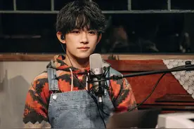 易烊千玺背带裤造型也太可爱了吧！带着复古青春气息的文艺少年图片