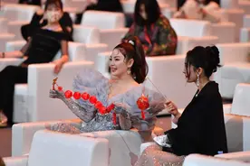 她比张雨绮还要“彪悍”，舞台上被占便宜，甩手一巴掌，她是谁？图片