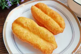 一碗面粉，一个鸡蛋，一袋牛奶，教你在家做油条，比外面卖的营养图片