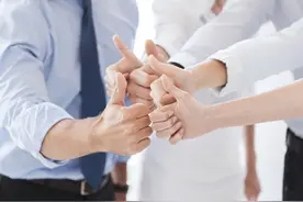 同学聚会上9女2男，菜没上齐同事就离开，女同事：虚伪啊图片