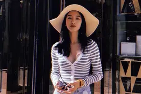 杨采钰在国外生活气质越发高级，单穿条纹开衫配短裤，简单却撩人图片
