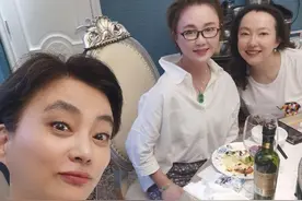 57岁李玲玉晒近照！怼脸自拍状态好，最美妲己傅艺伟却让人认不出图片