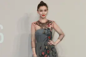 街拍：杨颖一袭刺绣纱裙出席迪奥开幕酒会，时尚造型尽显优雅气质图片