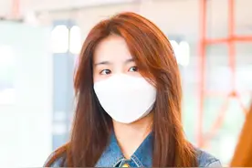 金子涵清早现身机场，精神状态很好，一袭牛仔连衣裙变化酷酷女孩图片