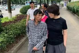 47岁袁立大变样！穿黑T灰裤蓬头垢面做公益，与民工搂肩似哥们图片