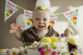 孩子在幼儿园过生日，小朋友互送礼物，真的是“礼轻情意重”吗？图片