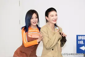 两代小燕子黄奕与赵薇罕见同框，一个青春靓丽，一个成熟妖娆图片