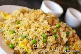 英国BBC拍蛋炒饭教程，米饭煮成汤用冷水冲，亚洲网友看不下去了图片