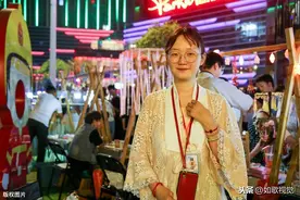 郑州90后汉服宝妈，摆地摊卖手工佩饰，生意红火每晚营业额很可观图片