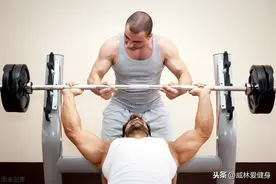 每次卧推总是感觉手臂发力，这是为什么？原因究竟出在哪图片