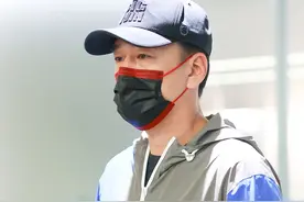 王耀庆头戴棒球帽一身运动装超休闲，机场走出霸道总裁范图片