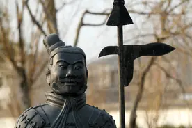 众目睽睽之下，这样的羞辱谁受得了？图片