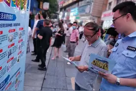 信阳最火爆的摊位！民警打卡网红夜市宣传反诈图片