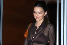 肯达尔·詹娜好敢穿，透视薄纱衬衫配牛仔裤，高挑身材精致迷人图片