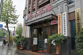 "女护士遭解聘"涉事主任被停职 院方:他曾约过两人图片