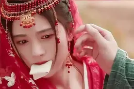 鞠婧祎演绑架戏太扯，嘴中仅塞一小布片，造型还被疑抄袭《东宫》图片