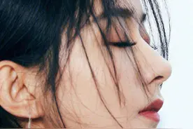 收视女王赵丽颖惊艳亮相，一袭淡蓝色镂空长裙，展现优雅知性一面图片